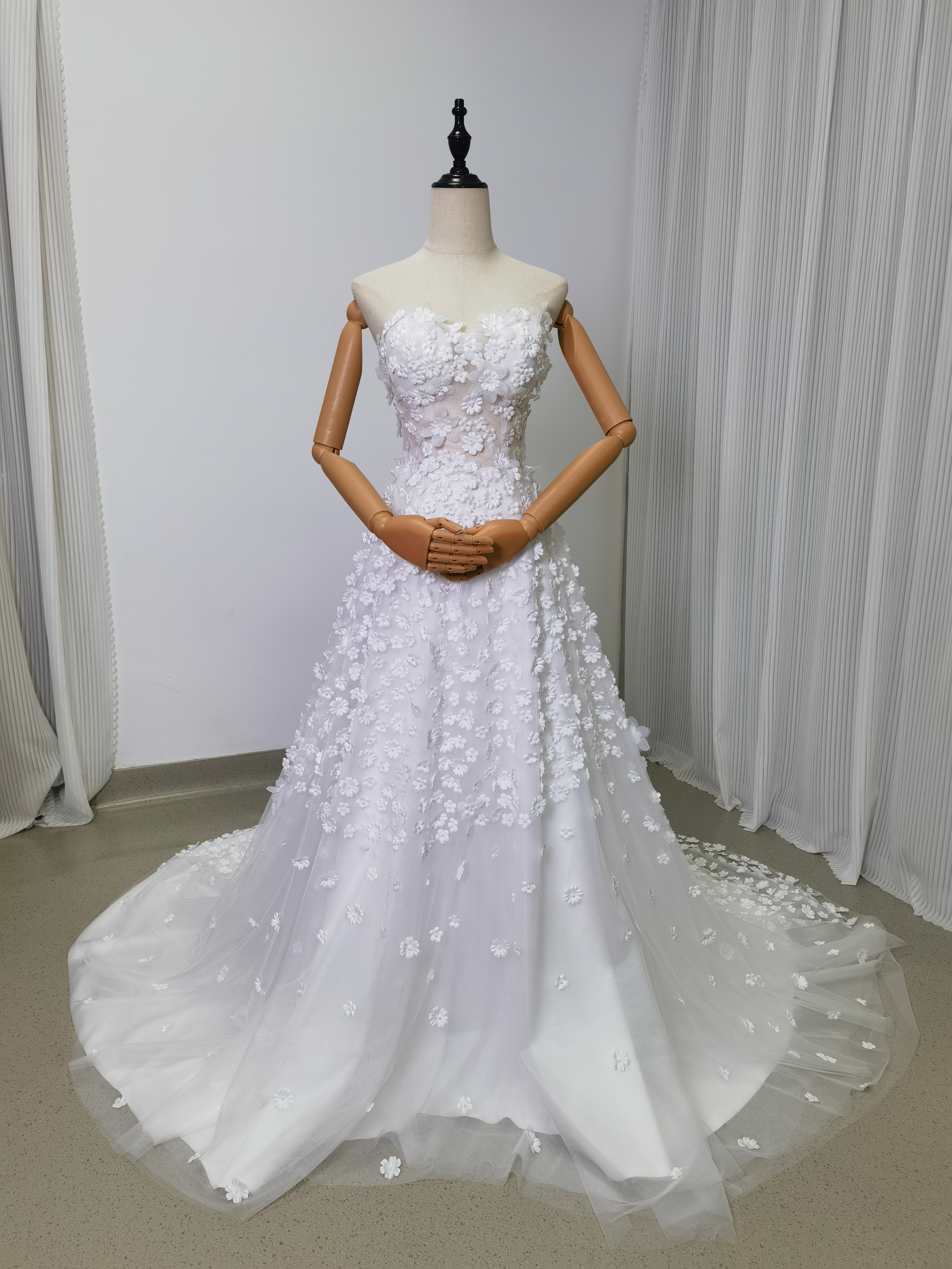 華やか 花モチーフ ウエディングドレス ベアトップ 華やかなトレーン 結婚式/披露宴