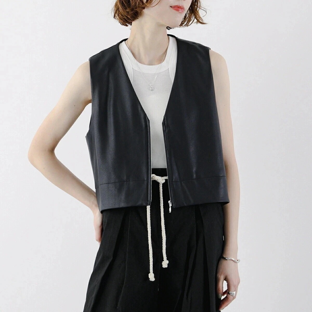 CYAN tokyo シアン トーキョー ジップベスト 510299 レディース ヴィーガンレザー Vネック クロップド BLACK 【mega】