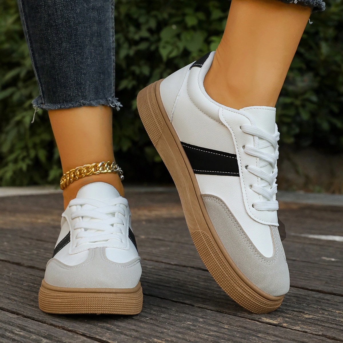 プラスサイズの女性の白いスニーカー2025年春と秋の新しいスタイル柔らかいソール多目的カジュアルスニーカーフラットシューズ