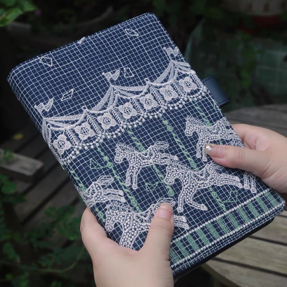 新品 手作りメリーゴーランド 刺繍 A5 手帳 ブックカバー文庫本 回転木馬