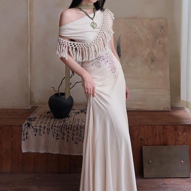 タッセルで縁取られたエレガントで魅力的なボヘミアン フィッシュテール マキシドレス若い女性にぴったりの夏用ドレスです
