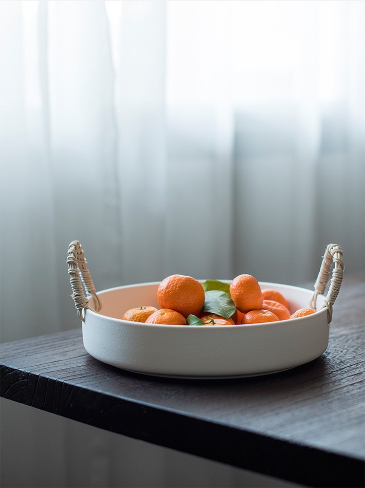 INSスタイル シンプル陶器フルーツプレート 手作りで多機能収納可能 4色家庭用田園カラー選択 ハンドル付きトレイとしてお菓子や果物の整理に役立つ