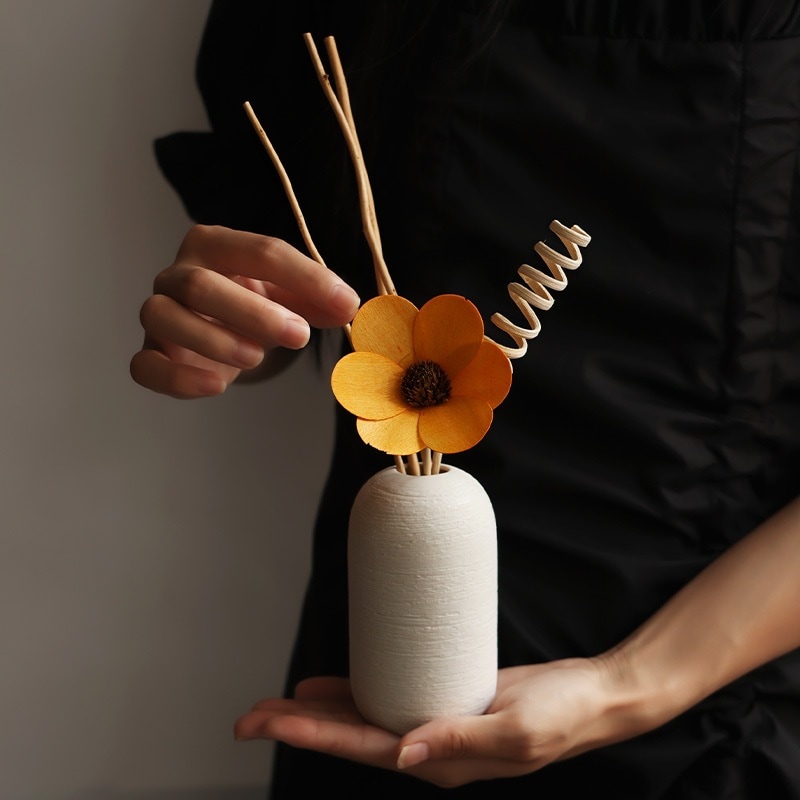 火を使わないアロマセラピードライフラワーアートニッチホーム屋内長期持続寝室香水消臭ディフューザーエッセンシャルオイル装飾品 8,597円