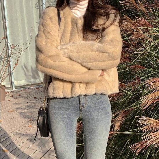 【取寄：納期2週間】フェイクファーコート エコファー イミテーションファー ジャケット ショートブルゾン アウター 羽織 ショート丈 秋冬 エレガント もこもこ 上品 ふわふわ きれいめ デート 7,208円