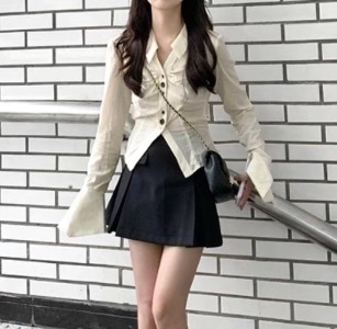 レディース トップス シャツ ブラウス 前開き 長袖 ベルスリーブ タイト スリム 細身 スマート フェミニン かわいい 大人可愛い きれいめ シンプル カジュアル おしゃれ かっこいい レトロ