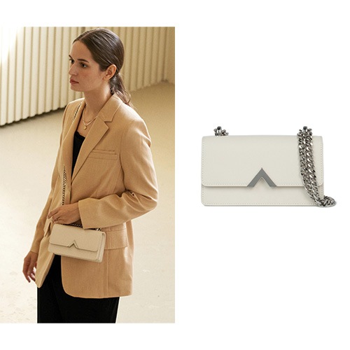 [ブアガール ゼア 着用]ナチュラルな光沢感あふれるシルバーチェーンと牛革の質感のエデロミニシルバーバッグ