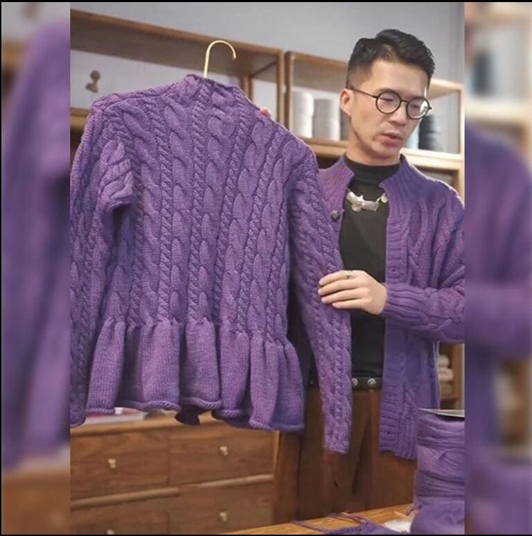 優しいモチモチ感パープルのニットカーディガンの外