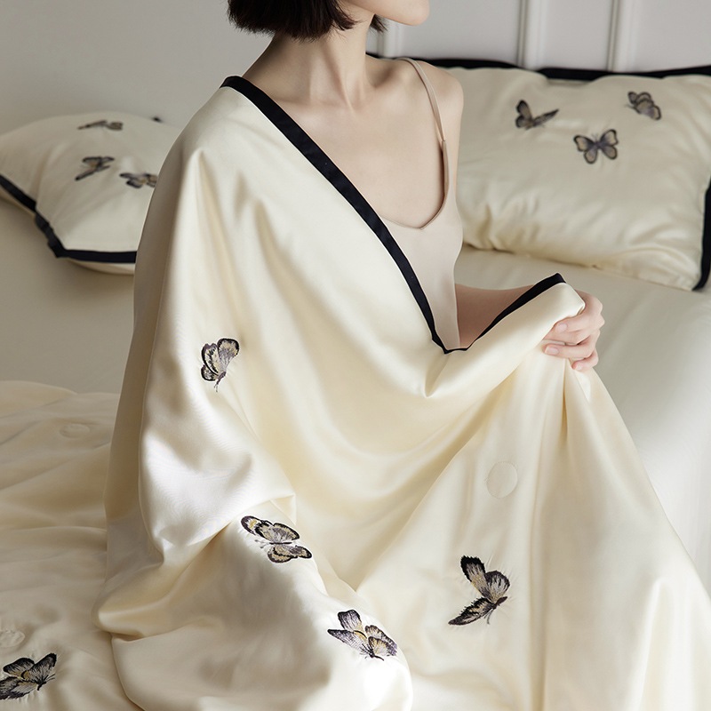 夏の光の贅沢クラスa 100ライセルテンシル夏のキルト4ピースセットバタフライ刺繍夏のキルトで冷却されたクールエアコン