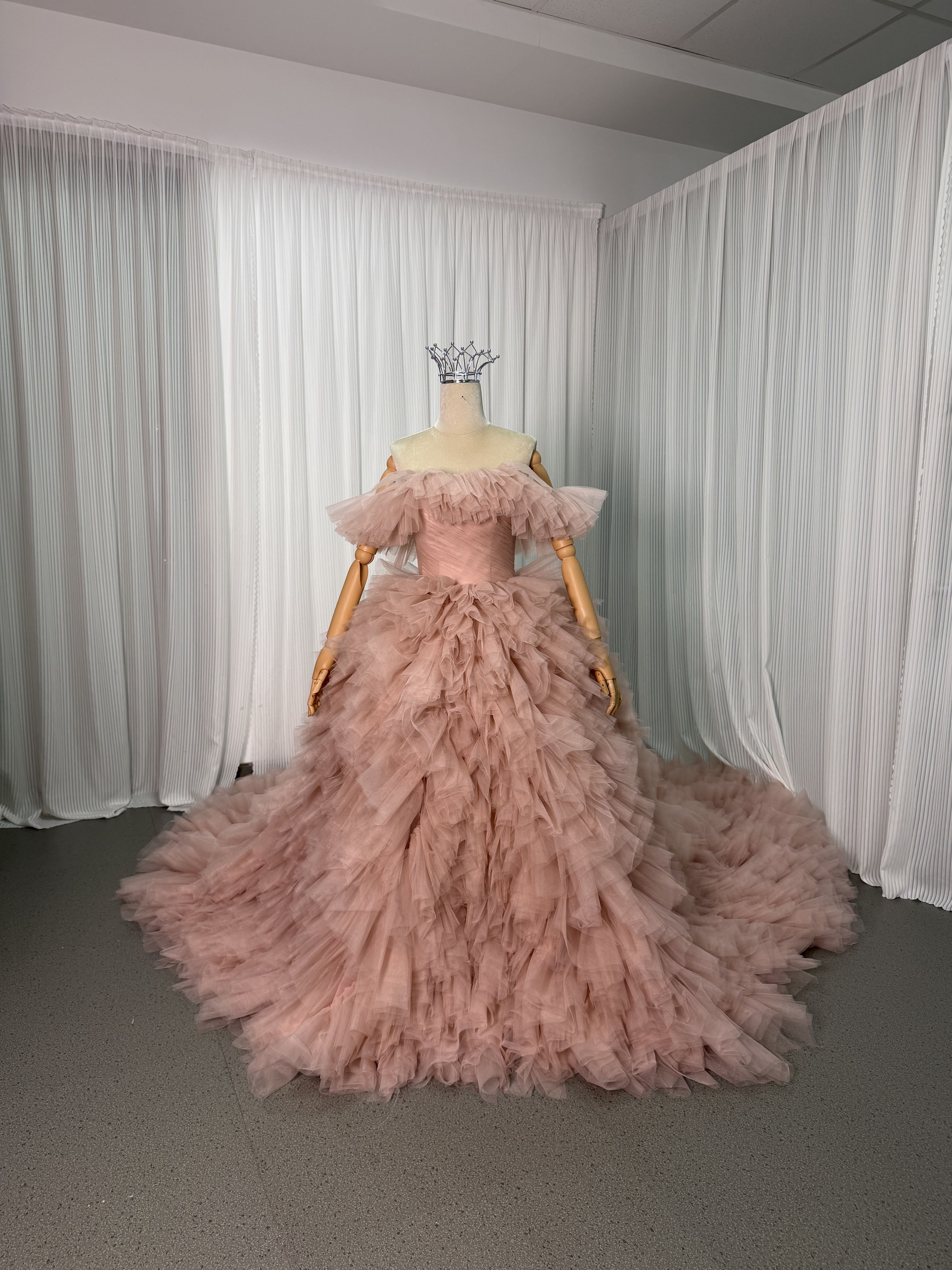 豪華！カラードレス ピンク オフショルダー 柔らかく重ねたチュールスカート ロングトレーン デザイン感 花嫁