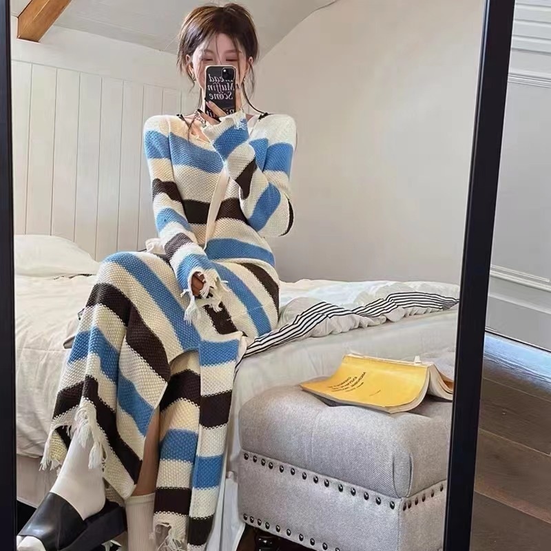 ストライプの膝丈ドレス秋の女性の新しいフランスの高級セータードレスミドル丈秋冬セーターベース
