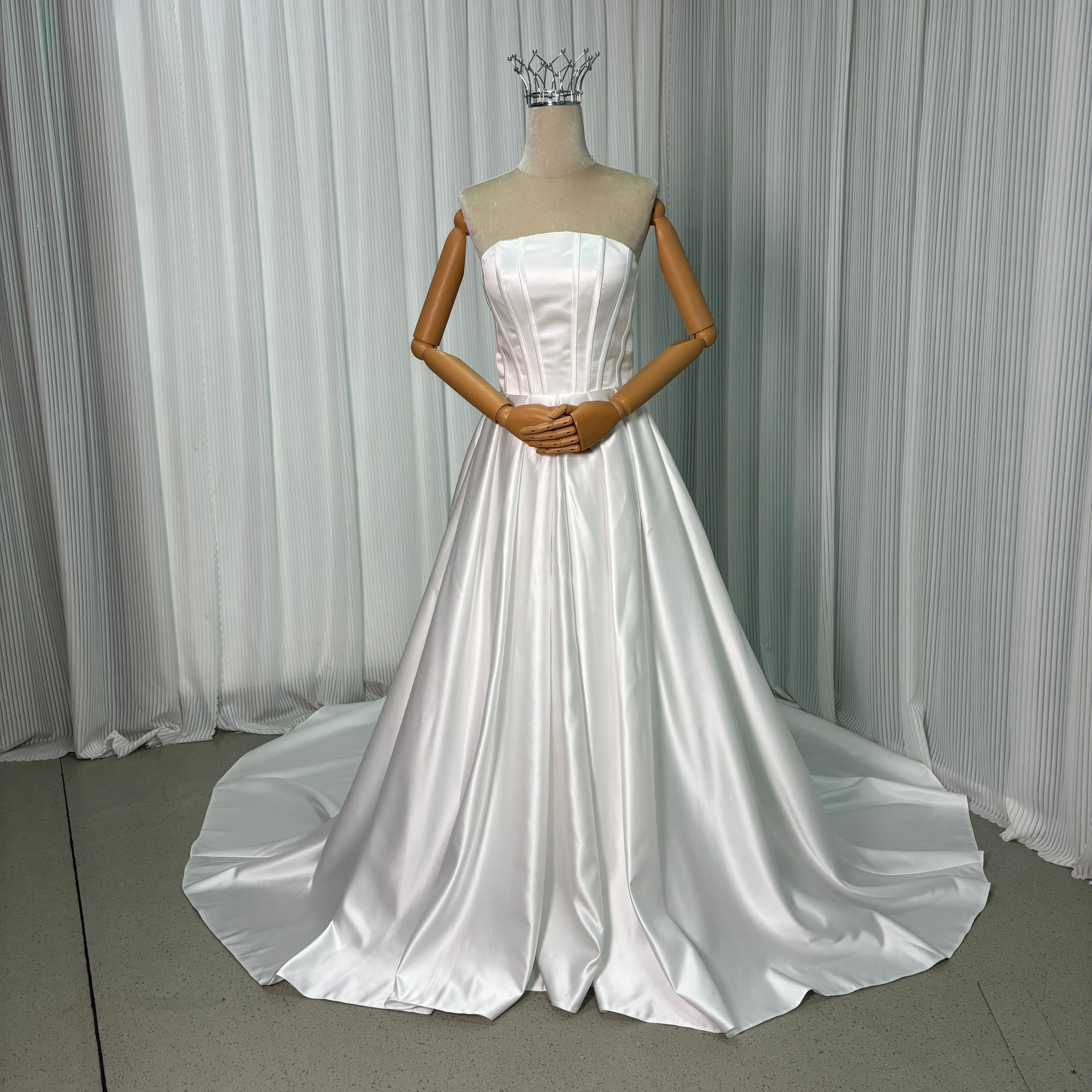 ウエディングドレス ホワイト ベアトップ 編み上げ 光沢サテン 華やかなトレーン 憧れのドレス 結婚式