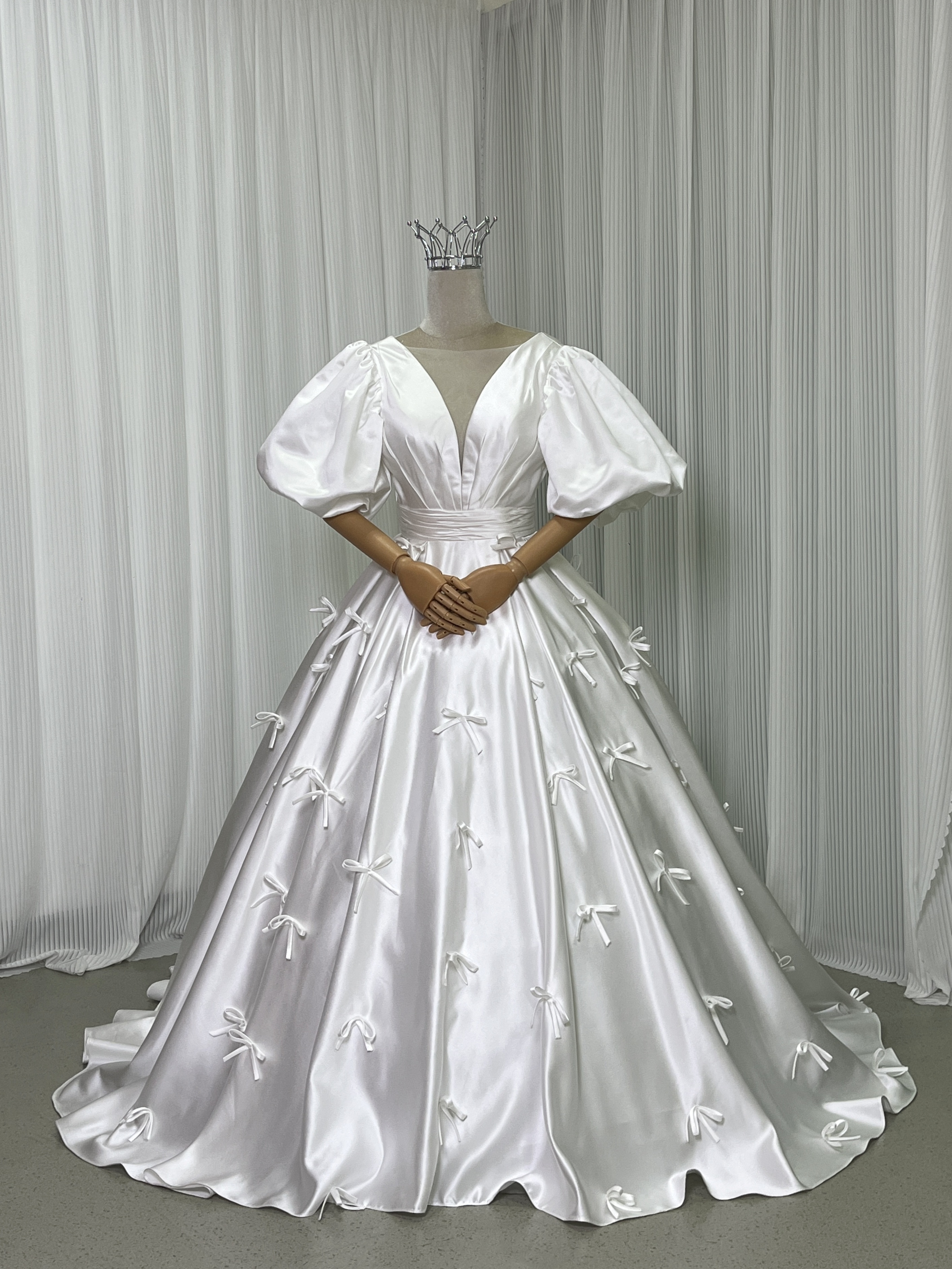 ウエディングドレス プリンセスライン パフスリーブ リボン 背中見せ ロングトレーン 披露宴