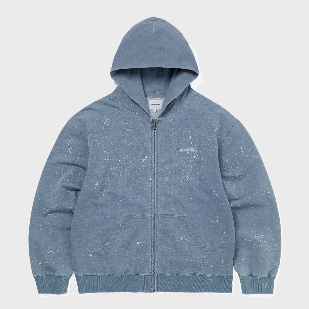 ディス・イズ・ネヴァー・ザット・インディゴ染めのジップアップパーカーは青を着ています