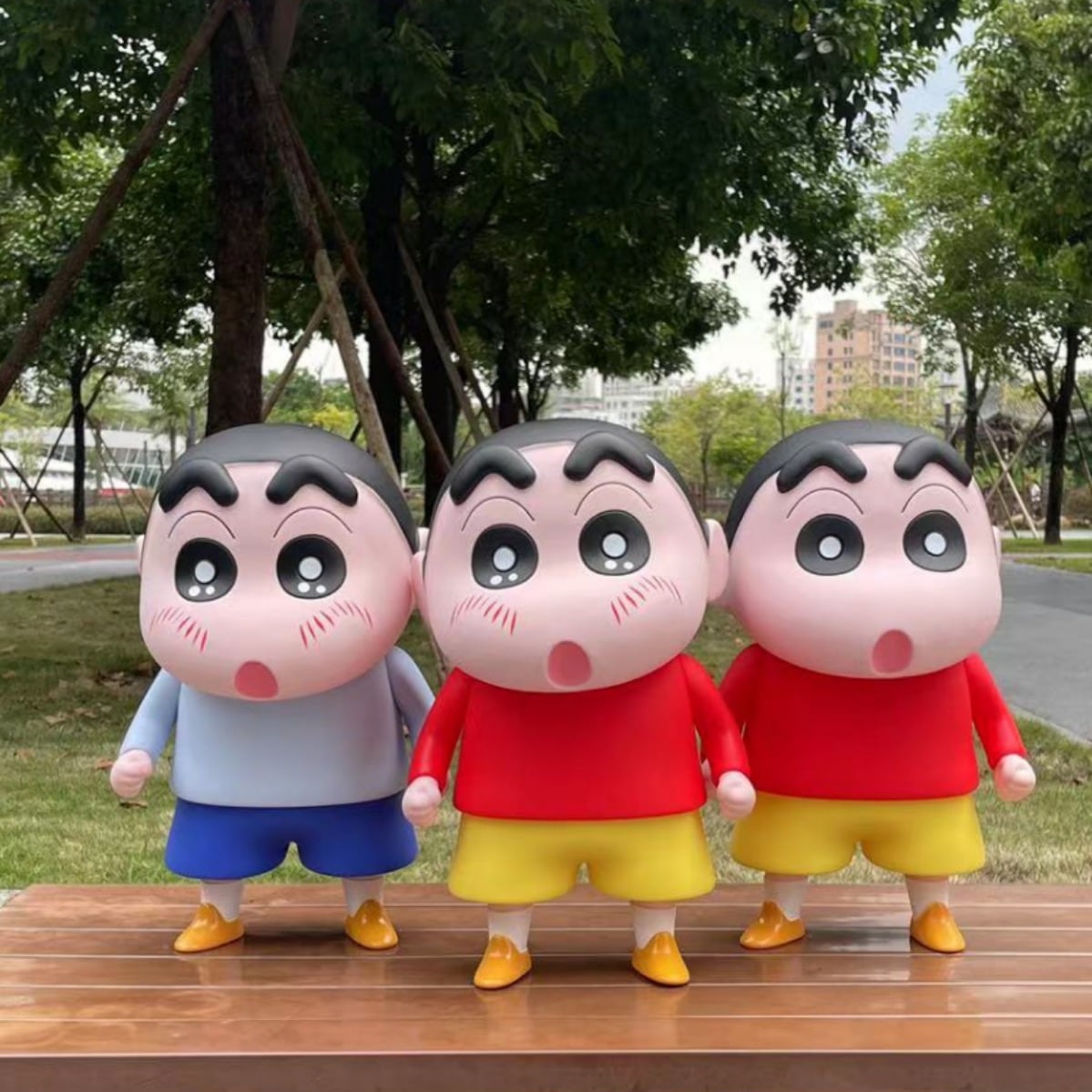 クレヨンリトルニュービーフィギュアのバージョン超大型1:1野原しんのすけトレンディアニメモデル人形装飾品