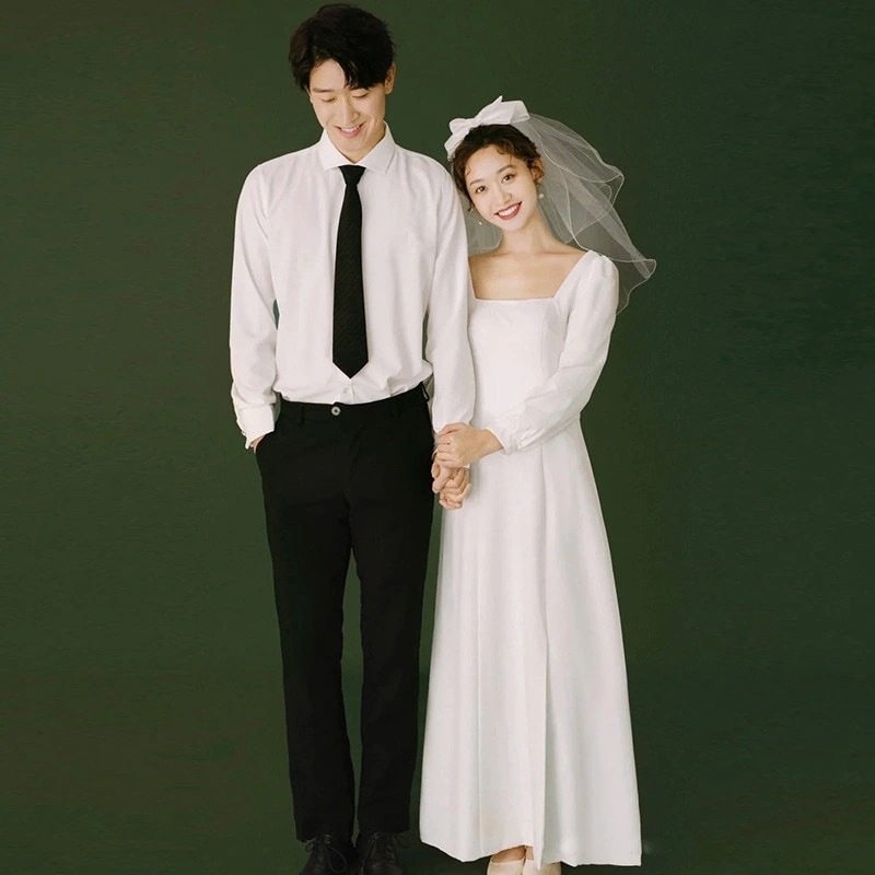 サテンの軽いウェディングドレス春の新しい旅行はレトロでシンプルな長袖の白い婚約ドレスを撮ります