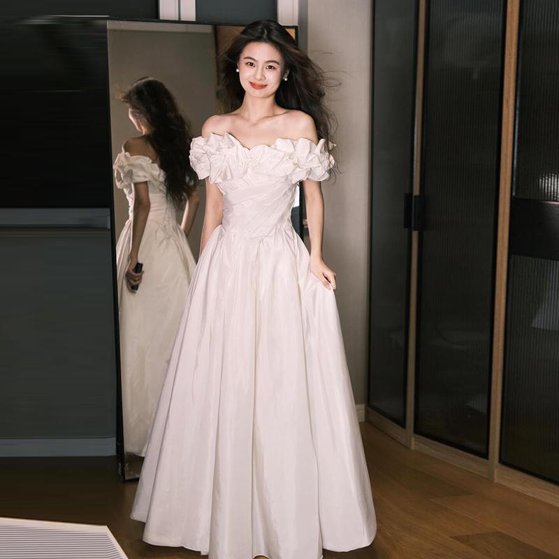 秋 ドレス オフショルダードレス 新作 ウェディングドレス 結婚式 白 シンプル 高級感 サテンのドレス レディース