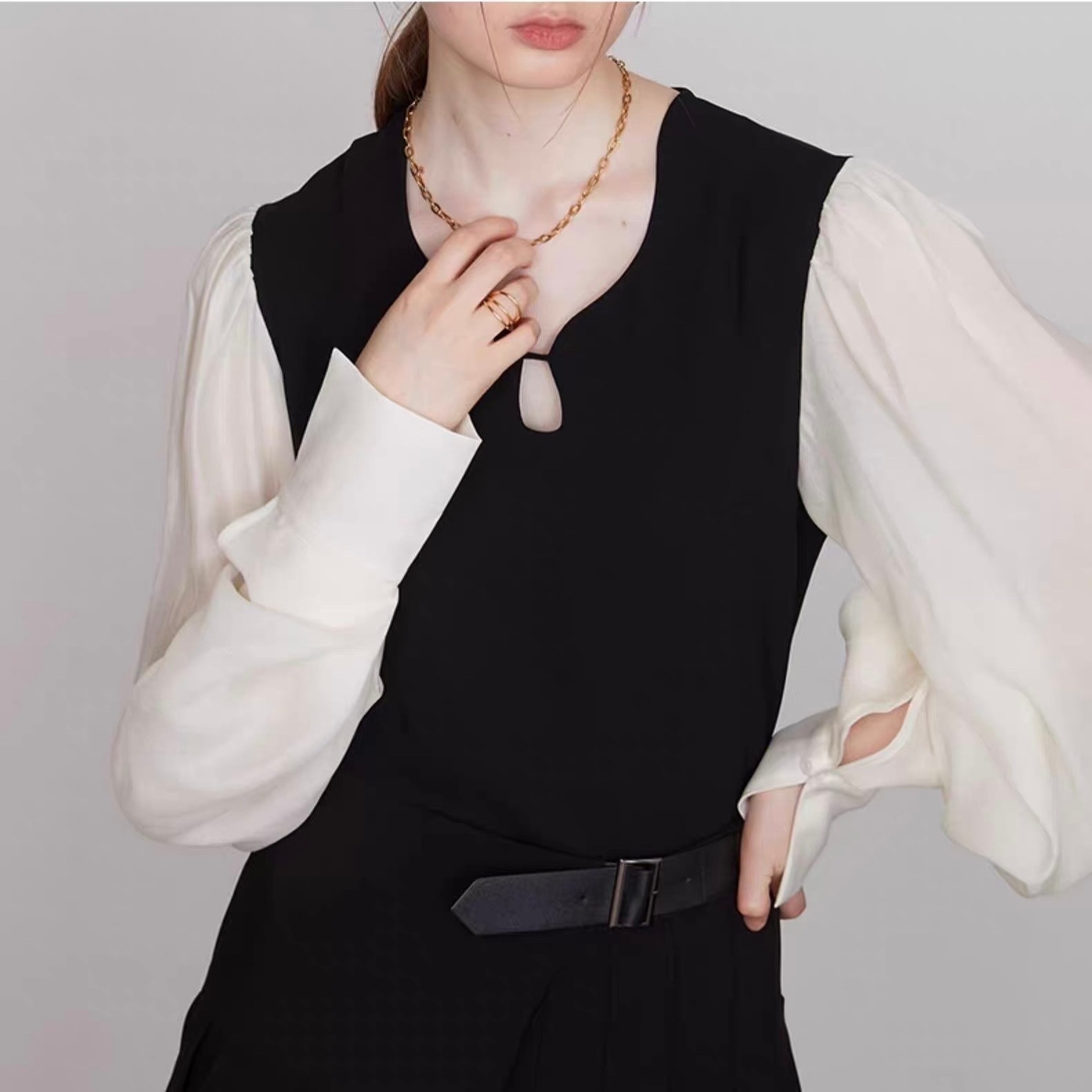 レディース トップス シャツ ブラウス 長袖 ボリューム袖 バルーン袖 ロングカフス フェミニン 切り替えデザイン バイカラー 配色 ドッキング かわいい 大人可愛い きれいめ シンプル 上品