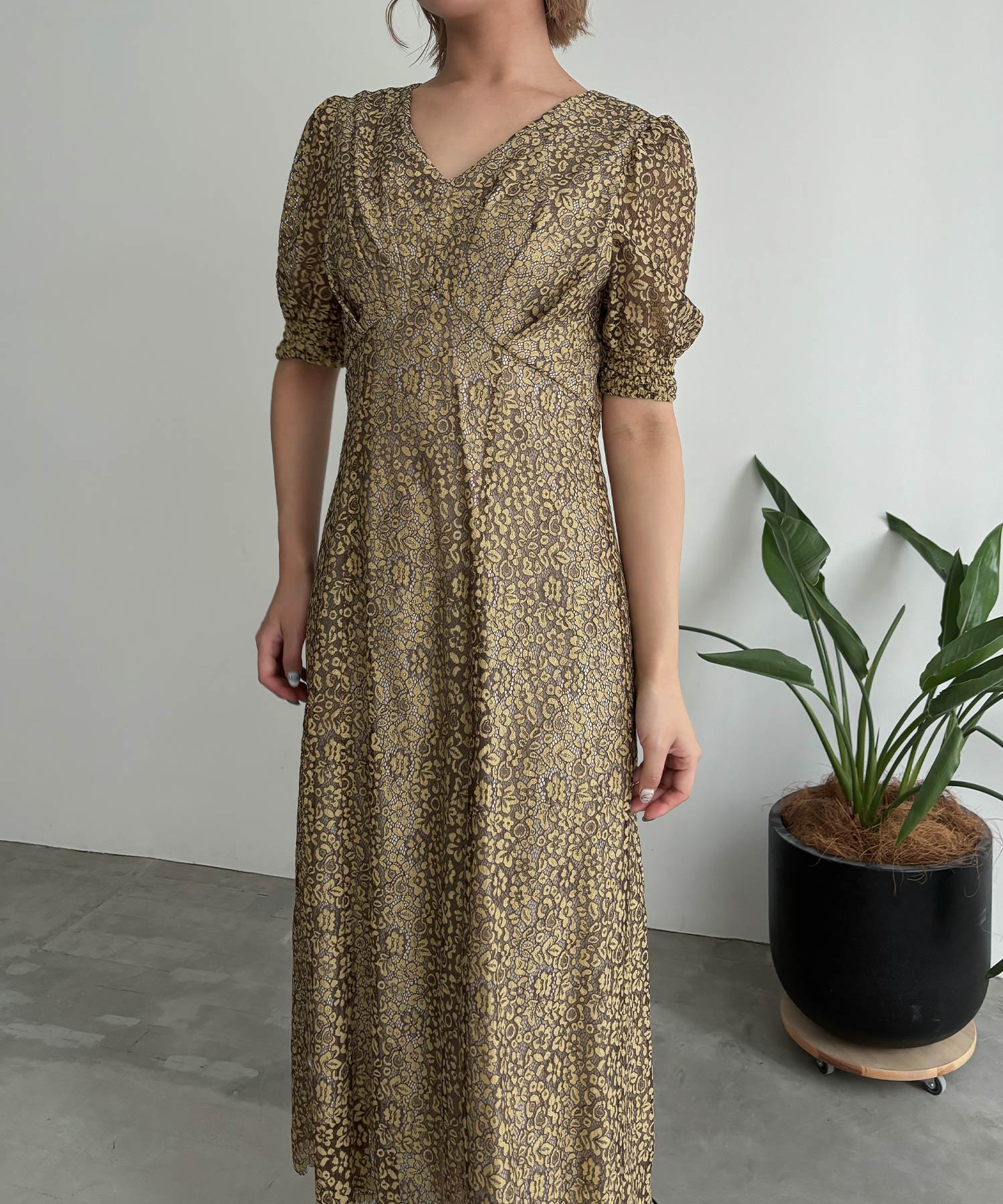 ヴィンテージフラワーレースVネックドレス パーティードレス 結婚式 花柄 ボリューム袖 スカラップ ワンピース 袖あり 半袖 二の腕カバー ミモレ丈 お呼ばれ パーティー 二次会 披露宴 謝恩会 7,888円