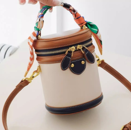 バッグ カバン レディース ショルダー 肩がけ 便利 軽量 スリム 自立 ベルト ファスナー 筒型 マスコット 厚手 フェイクレザー 布 きれいめ シンプル 上品 かっこいい こなれ感 エレガント