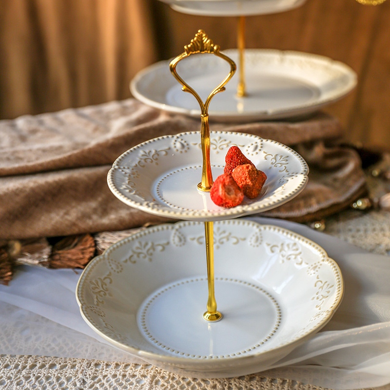 ヨーロッパスタイルの3層デザートスタンドアフタヌーンティーケーキスナックトレイテーブルデザートテーブルデコレーションウェディングバースデーティーブレークテーブル