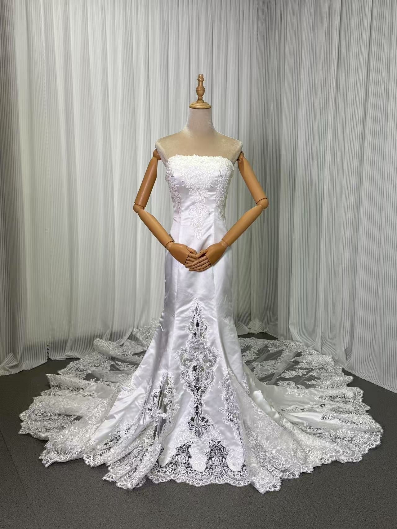 ウエディングドレス オフホワイト ベアトップ 繊細なレース ソフトマーメイドライン 華やかなトレーン 披露宴/結婚式