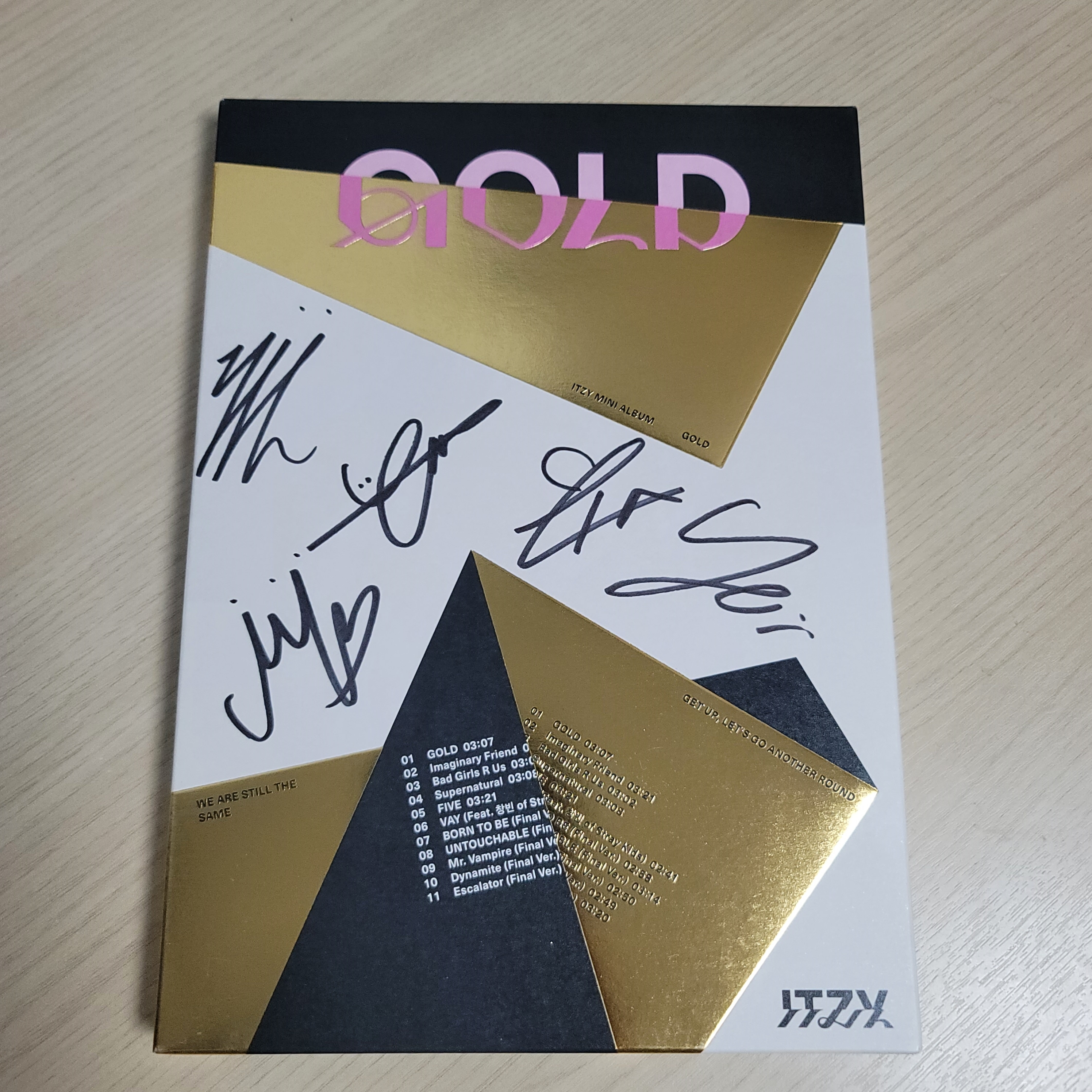 ITZY GOLD 直筆サイン入りアルバム 直筆サイン イェジ リア リュジン チェリョン ユナ 全員サイン