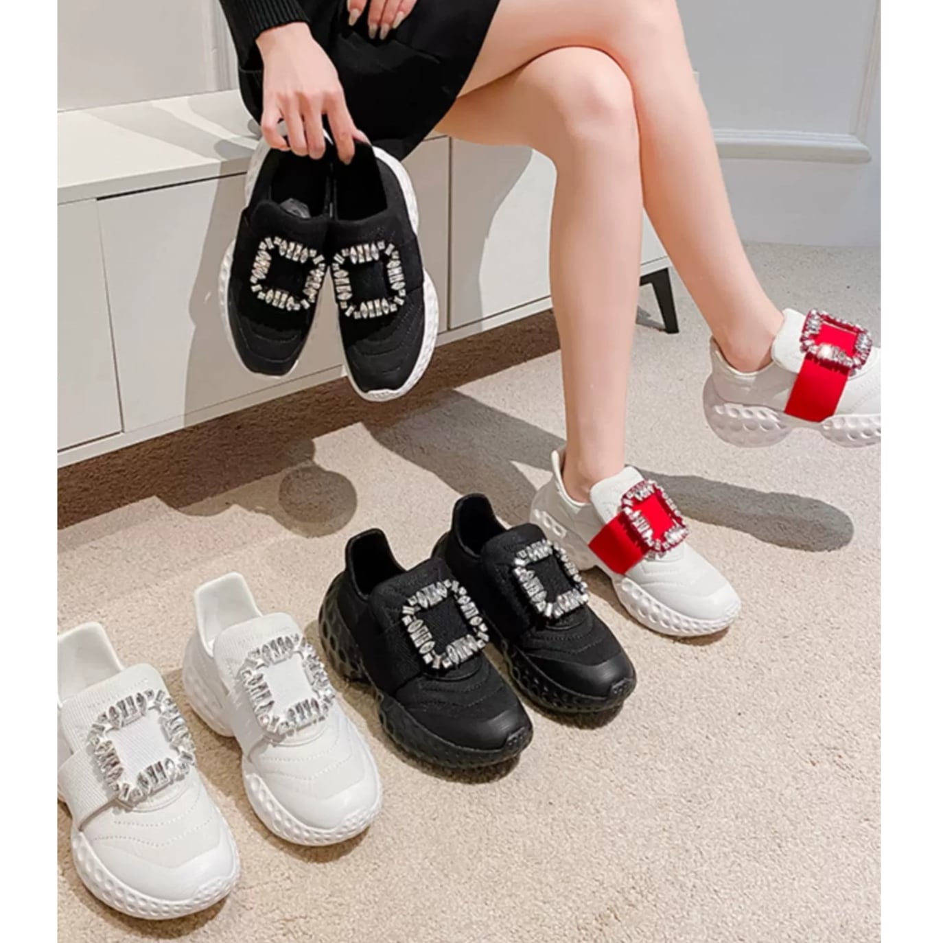 スニーカーシューズ ネット布のスポーツカジュアルシューズ女2024新作キック厚底高rvドリル角ボタンスニーカー 黒白
