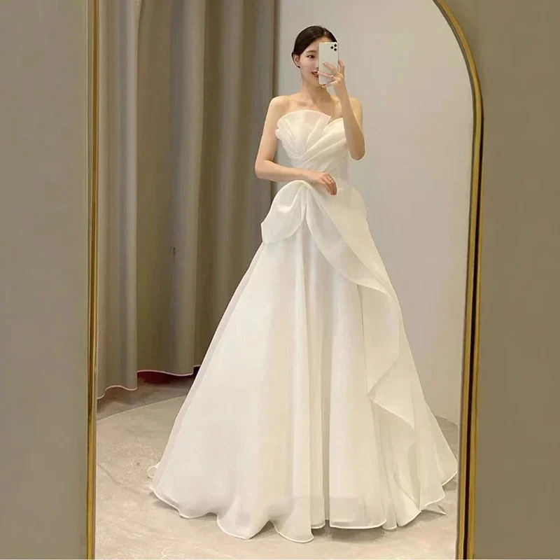 ドレス 軽ウェディングドレス2026新作ブライダルストラップレスシンプル出迎え用スリーブレスドレス小トレーン付き床丈ウェディングドレス 2026ins大人気 新作 ワンピース
