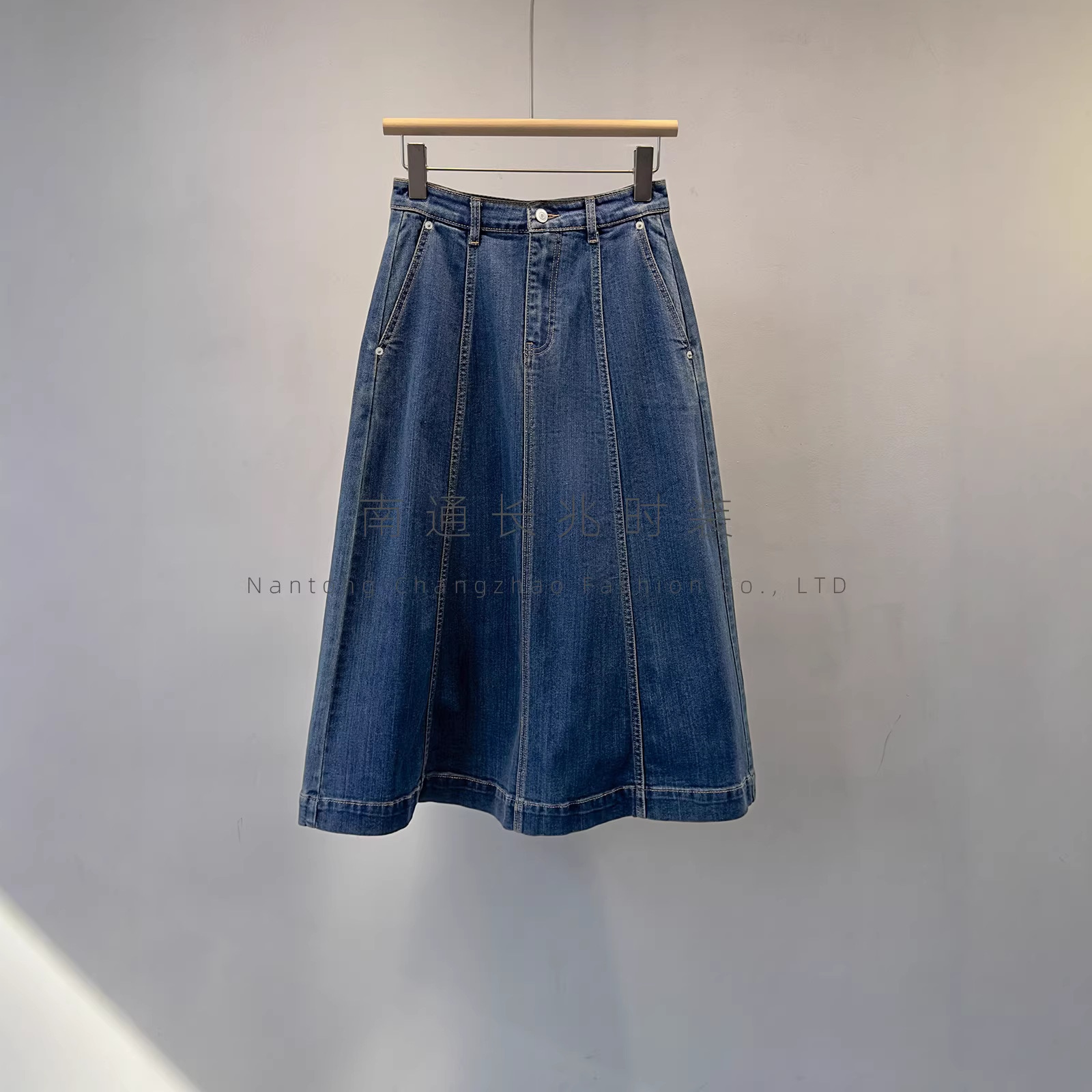 小禾 レトロAラインデニムスカート～店頭2K以上 コットンストレッチ ロング丈 ハイウエスト スリムなデニムミディスカート 2026春夏