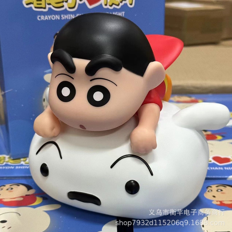 【急速出荷】発光版クレヨンしんちゃんが白のフィギュアに乗って遊び新之助アニメモデルの家に小夜灯を飾る