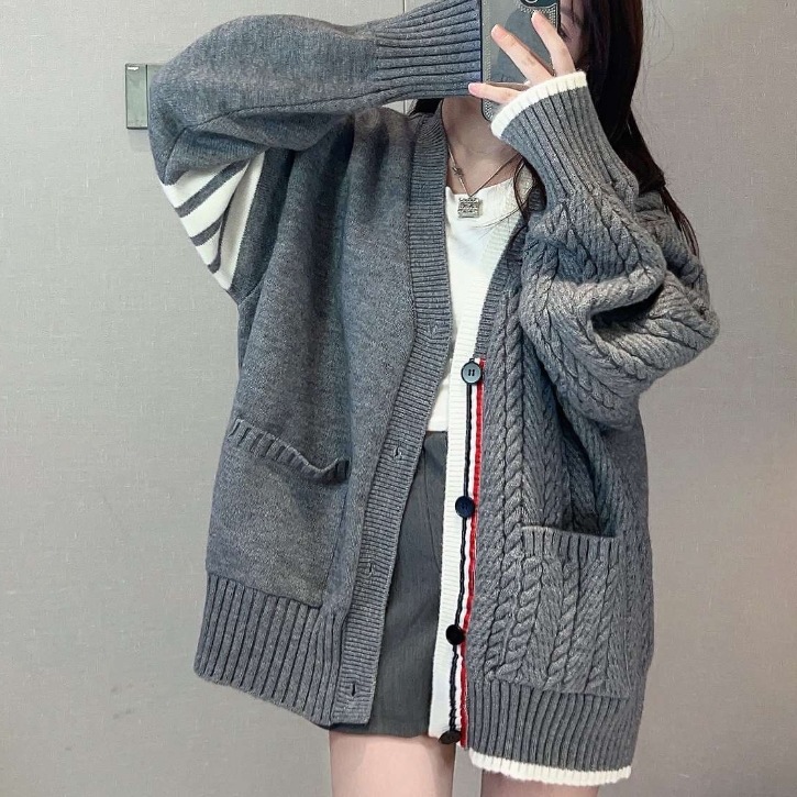 レディース トップス ニット セーター カーディガン 羽織 前開き 長袖 Vネック 襟なし ワイド アシンメトリー オーバーサイズ もこもこ ふわふわ ふっくら ポケット 伸縮性 ボタン かわいい