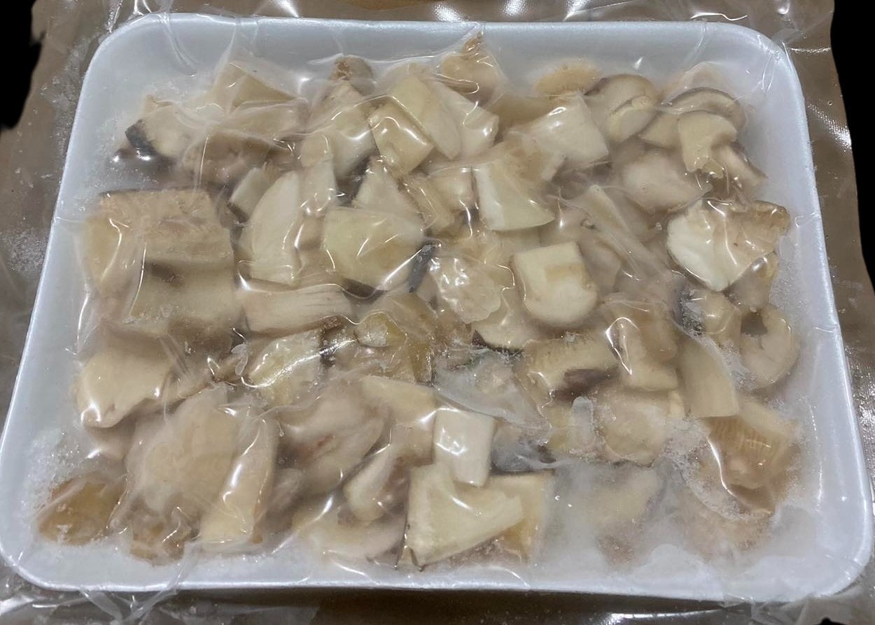 松茸 冷凍 最新原料使用チップ 切落とし 1kg(200gx5袋)【32cm角カット】中国産 香り豊かで使いやすく保存も便利 秋の味覚の王様