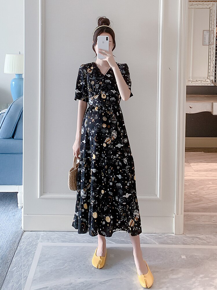 ワンピース ロング丈 大きいサイズ 半袖 XL 2XL Vネック フレア Aライン 柄物 スペース柄 大人可愛い シンプル カジュアル 大人 上品 おしゃれ ブラック 個性的 きれいめ 女子会