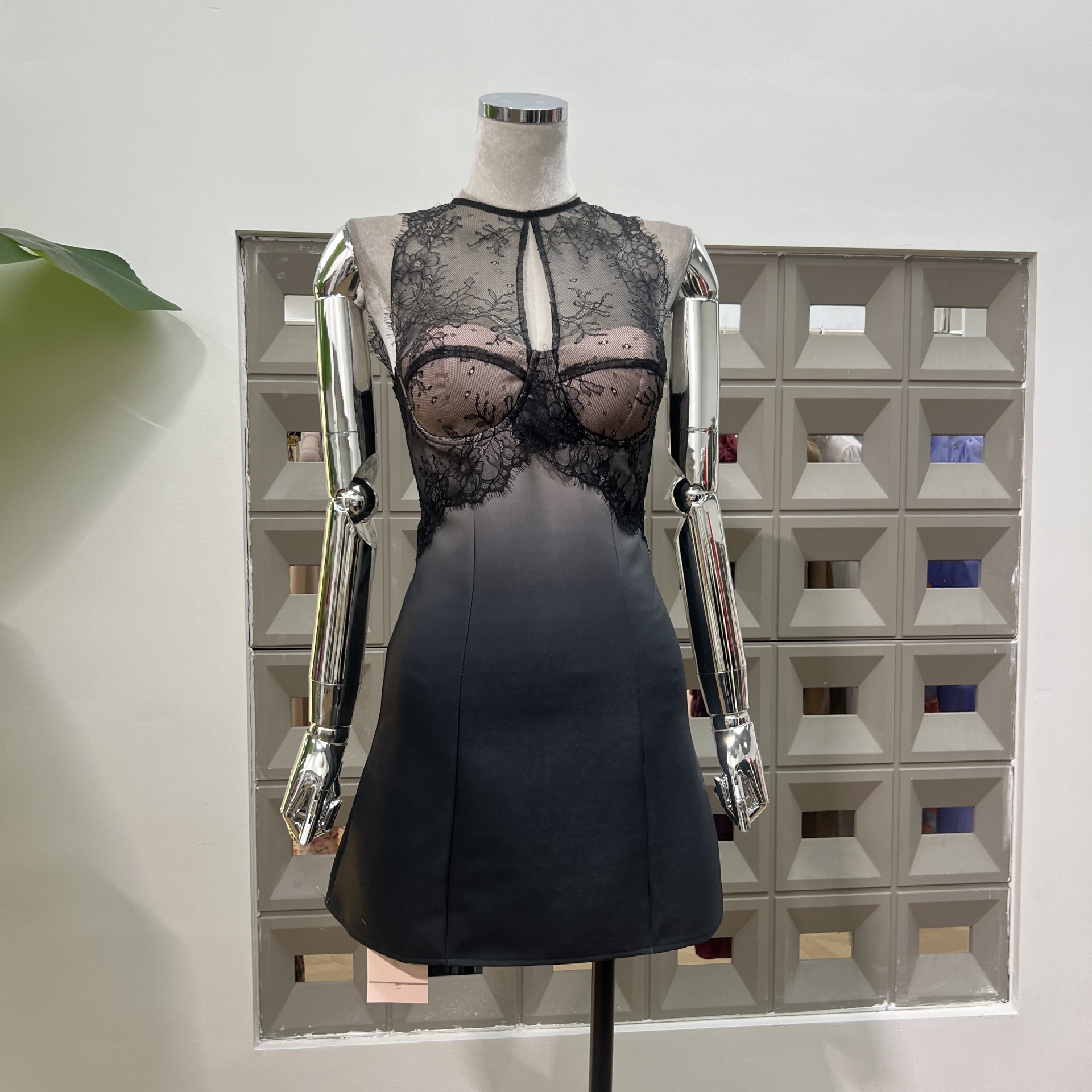 晩餐会のきれいで純粋なレースは偽の2つのグラデーションの袖なしのワンピースをつづり合わせて腰の小さい衆を収めます