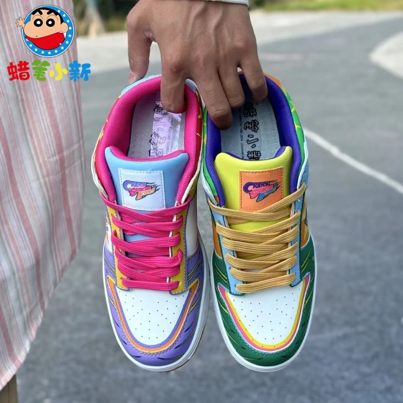 [限時優惠/最新デザイン]クレヨンの小さい男性の靴の2025のアヒルの靴の漫画の落書きの板の靴のカップルの百合の通気性のカジュアルシューズ