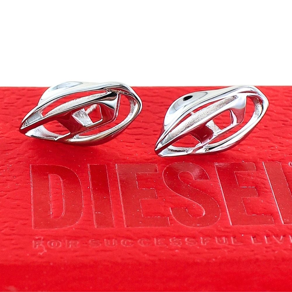 ディーゼル ペアピアス ブランド ペア 片耳ピアス 2個セット Dロゴ シンプル おしゃれ ステンレス シルバー スタッドピアス プレゼント カップル 友達 お揃い 誕生日 結婚記念日 夫婦 両親 贈