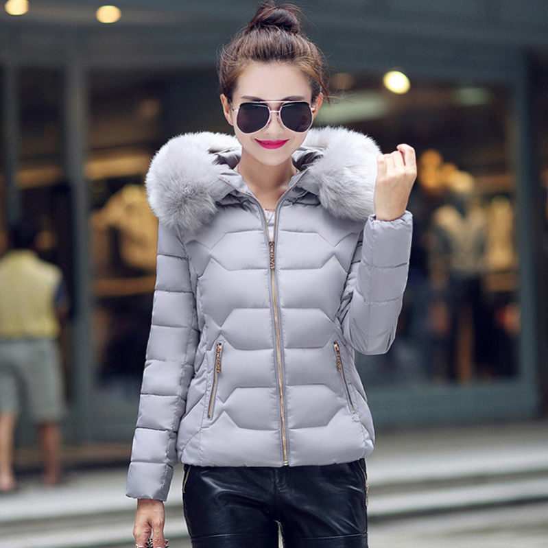 ダウンコート レディース ショート丈 コンパクトジャケット 厚手 おしゃれ かわいい フード付き ポケット付き 撥水 暖かい 防寒 ボタン ファー 黒 お洒落 冬物 毛皮 冬 モコモコ カジュアル 普