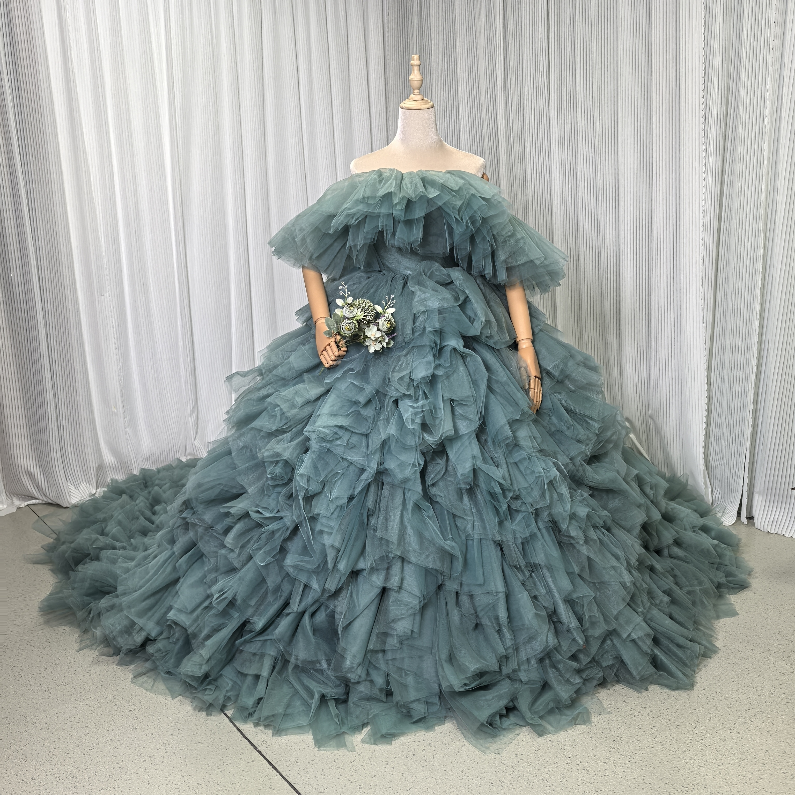 カラードレス グリーン オフショルダー 華やかなトレーン エレガント クラシカル 花嫁 フレアスカート 53,994円