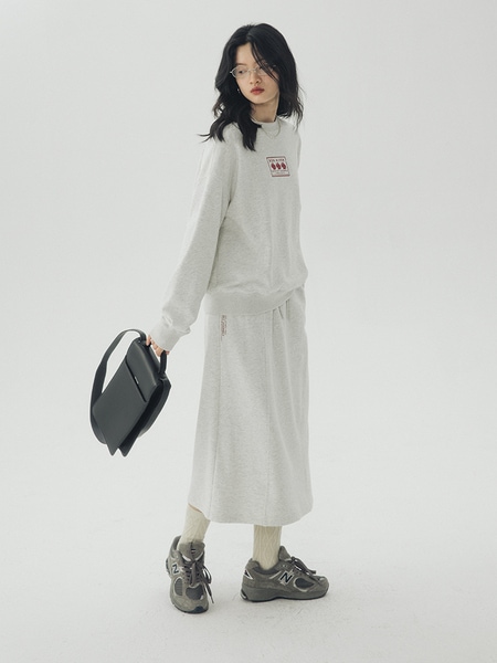 グレーカジュアルミドル丈スリットスカート