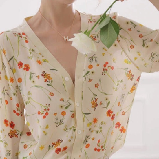 レディース シャツ ブラウス 7分袖 Vネック フェミニン シフォン 前開き ボタン かわいい 大人可愛い きれいめ シンプル 上品 おしゃれ レトロ こなれ感 ガーリー エレガント 存在感 抜け感