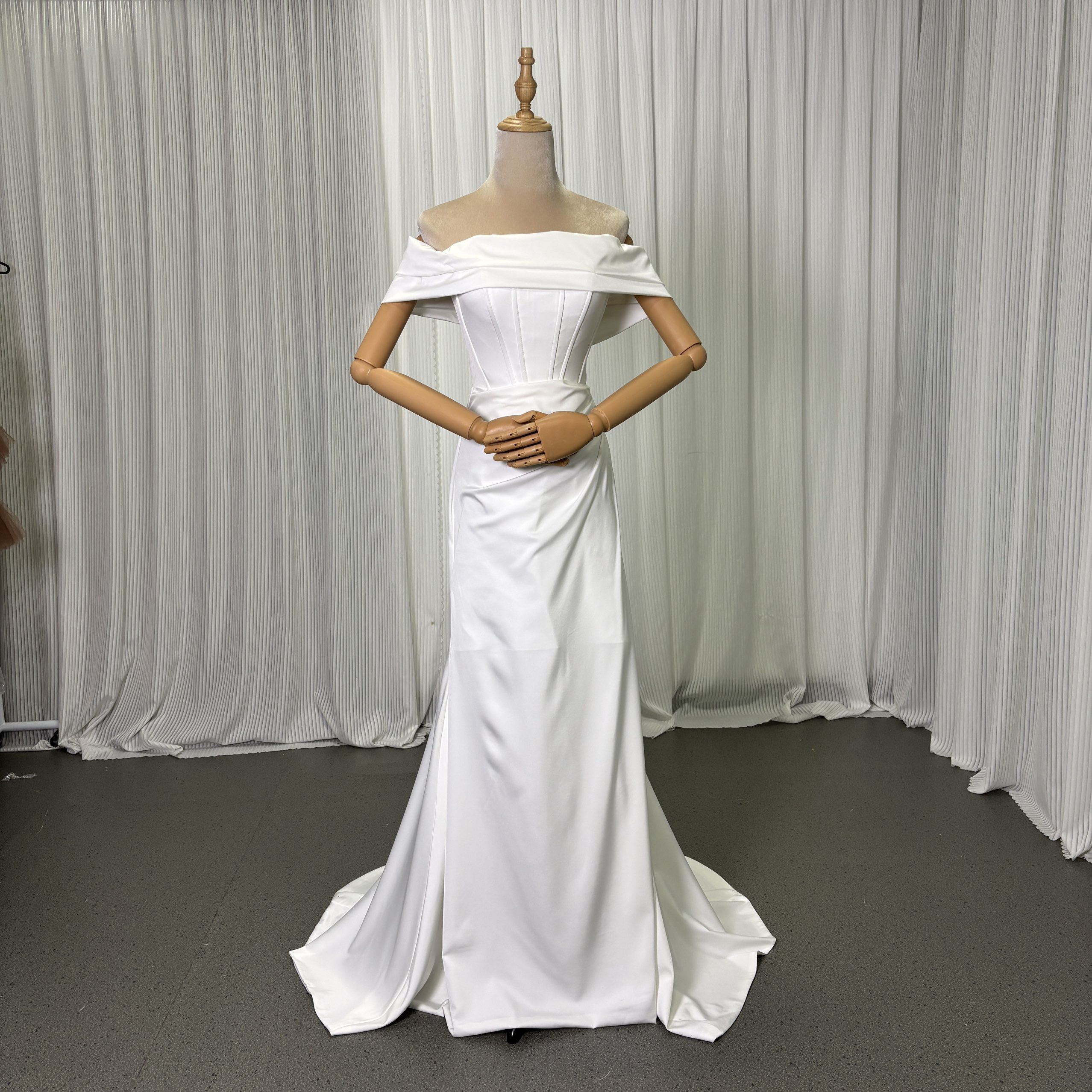 ウエディングドレス オフホワイト 高級サテン生地（滑らか・美しい垂れ感） オフショルダー 短トレーン ファスナー 細見えシルエット 花嫁