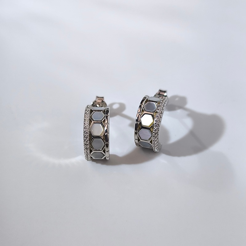 【Silver 925】母貝×ジルコニア半円型ミル打ちスタッドピアス