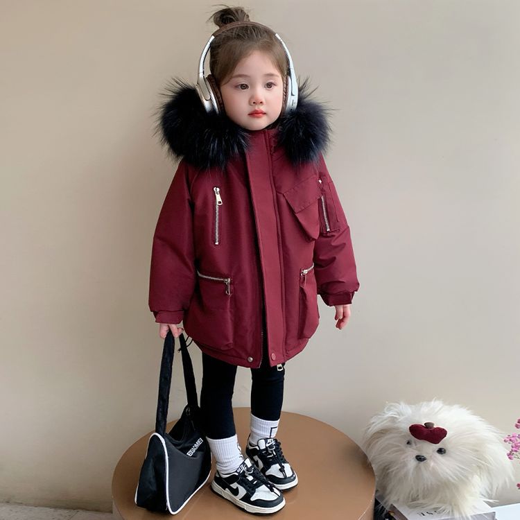 女の子の綿入りの服 2024 新しい冬スタイル本物の毛皮の襟スタイルを克服する子供の女の赤ちゃんの厚い冬綿入りのジャケット
