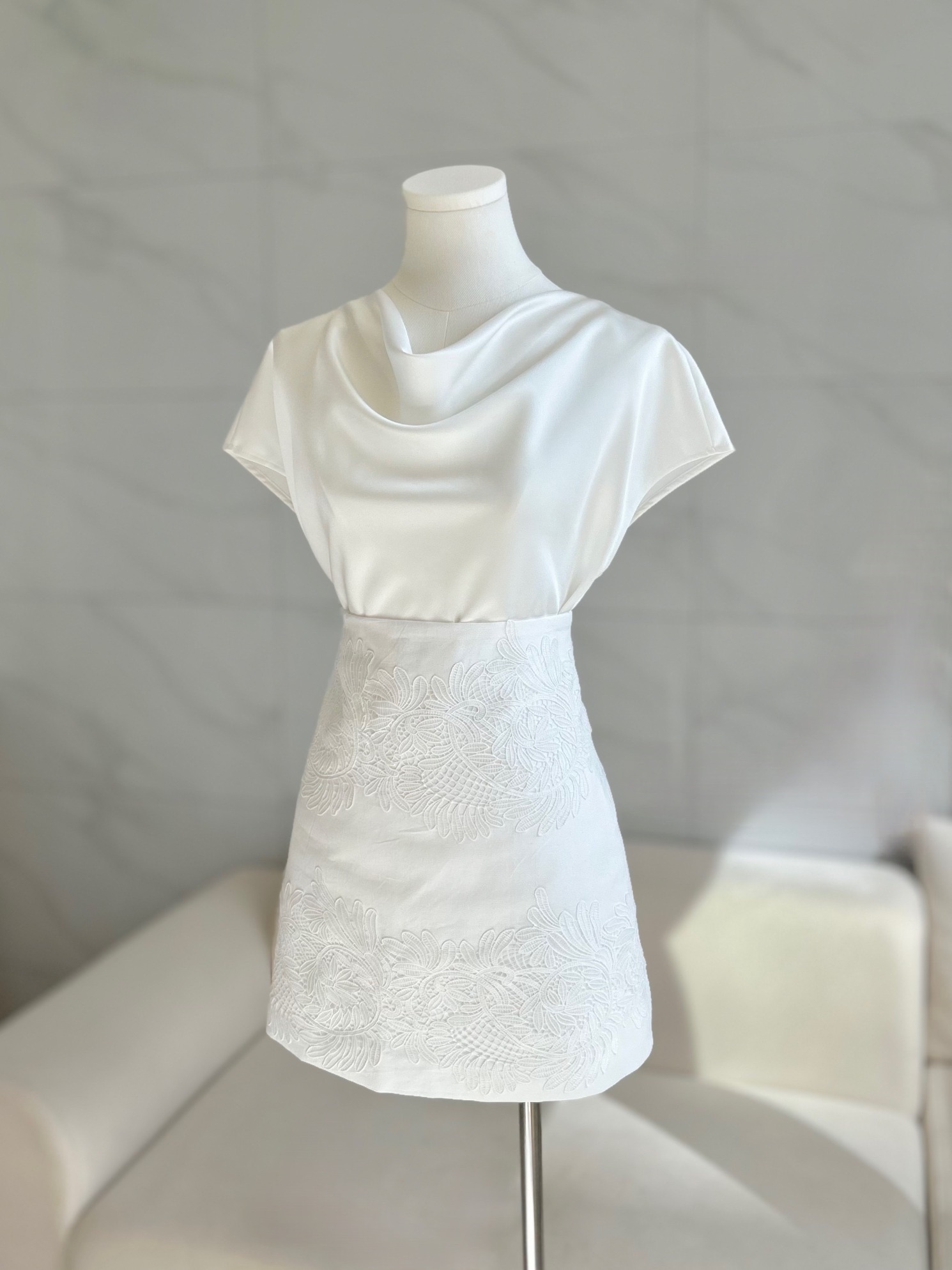 ドレープサテンキャップ袖ブラウス 9,504円