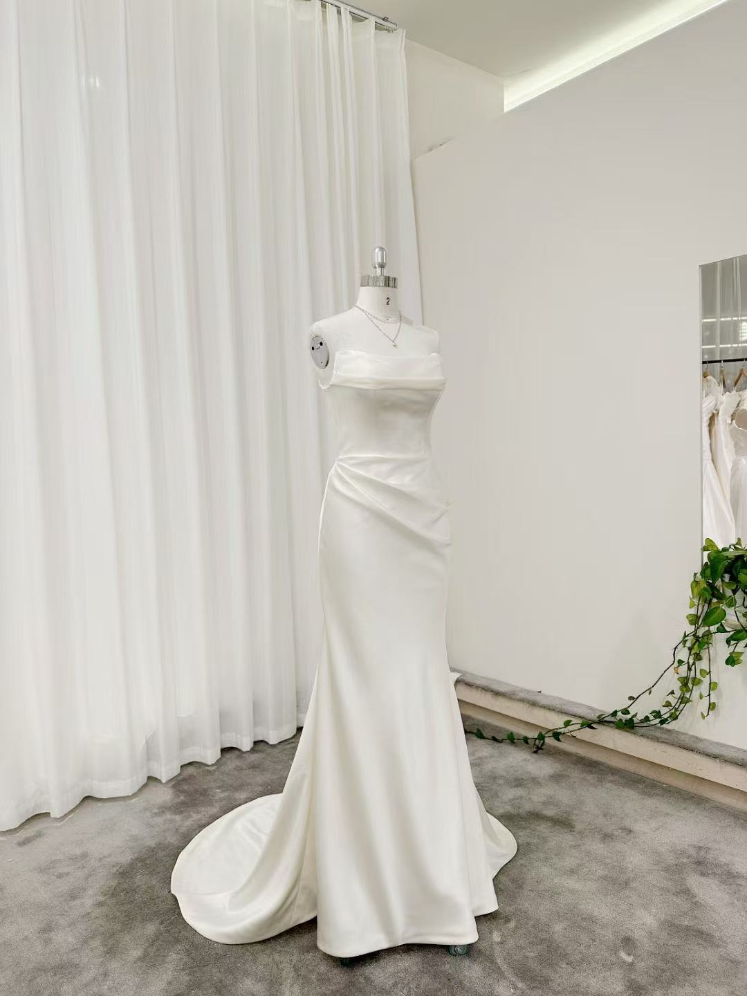 ウエディングドレス ベアトップ マーメイドライン 優雅なシルエット 大人っぽい 結婚式 披露宴