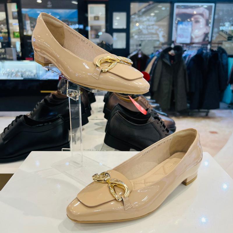 by 女性エナメルパンプス 112435006-2