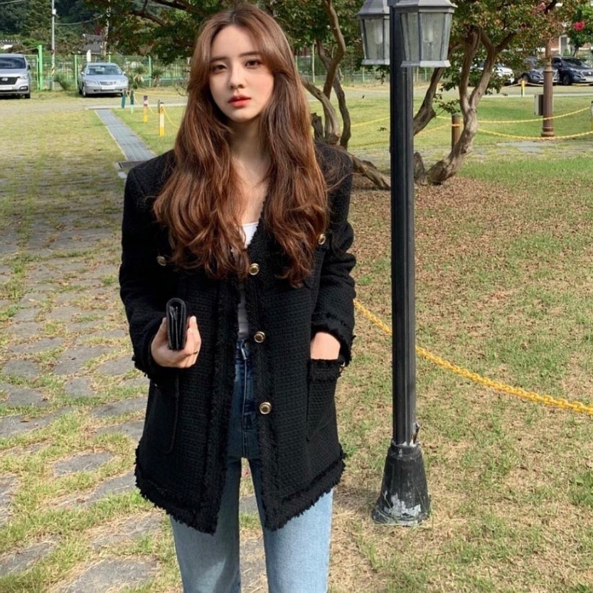 アウター ジャケット ノーカラージャケット 長袖 Vネック 胸ポケット 前開き デザインボタン ミディアム丈丈 かわいい 大人可愛い きれいめ シンプル 上品 おしゃれ かっこいい カジュアル レトロ