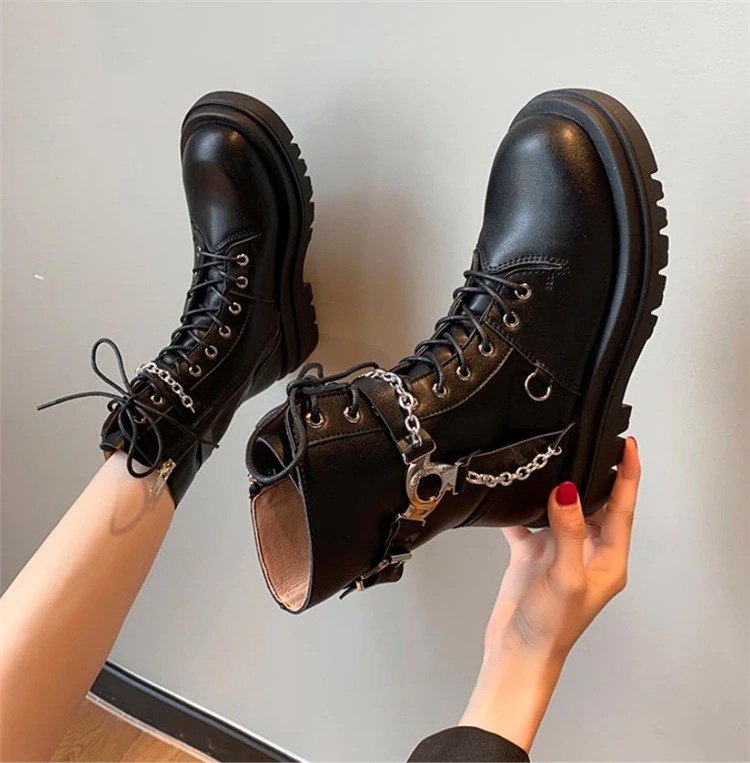 こなれ感たっぷりの大人スタイル韓国ファッション イギリス風 百掛け バンディング ブーツ ラウンドトゥ クール スリップ 歩きやすい 気質 トレンド デザインセンス