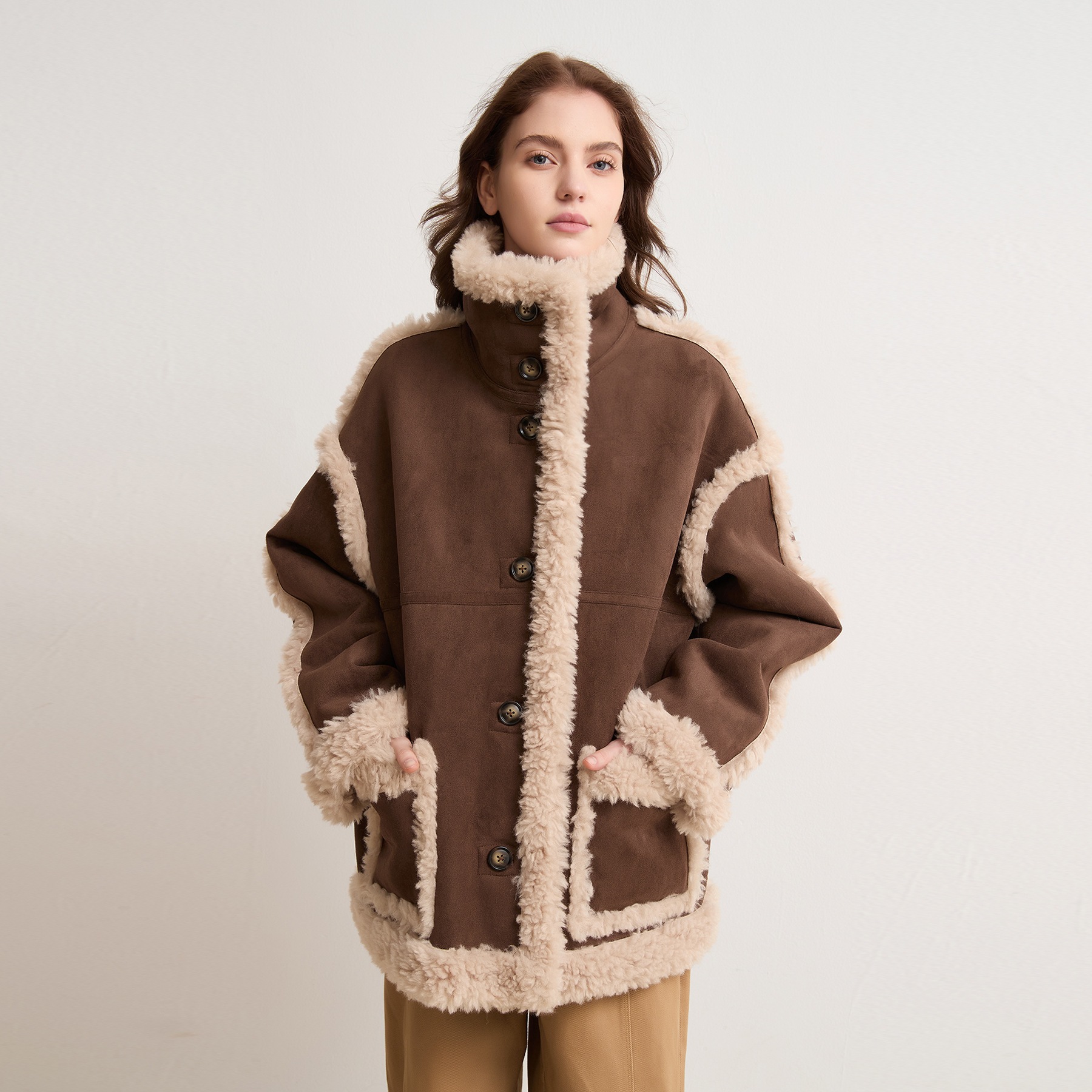 2025 冬リバーシブルスエード環境に優しいラムウールスプライシング長袖ポケットプラッシュショートジャケット女性用