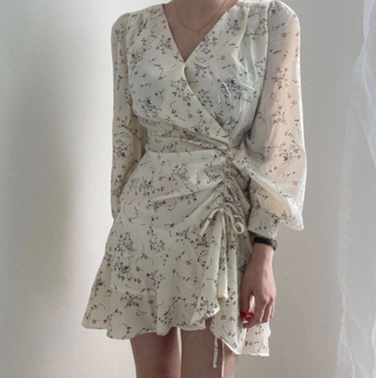 ワンピース デート かわいい 大人可愛い きれいめ シンプル カジュアル 大人 上品 おしゃれ Vネック 長袖 花柄 ギャザー入り ミニ丈 フレア リボン 春夏 アプリコット ブラック コーデ 韓国